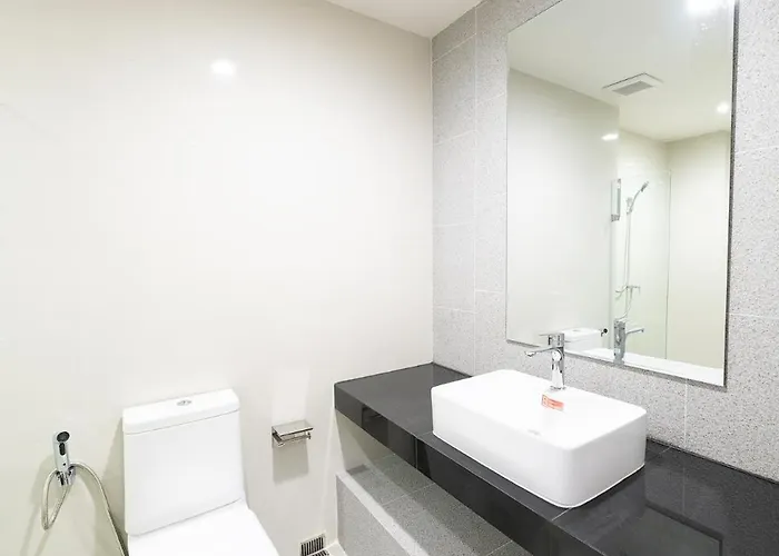 L.a. Tower Hotel 2*